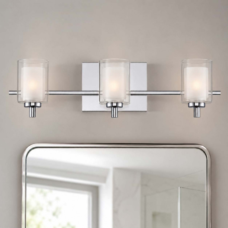 Applique per bagno con struttura in acciaio con tre diffusori in vetro opalino
