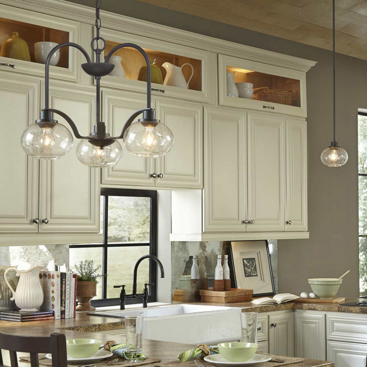 Lampadario moderno in acciaio con 3 diffusori in vetro rotondi