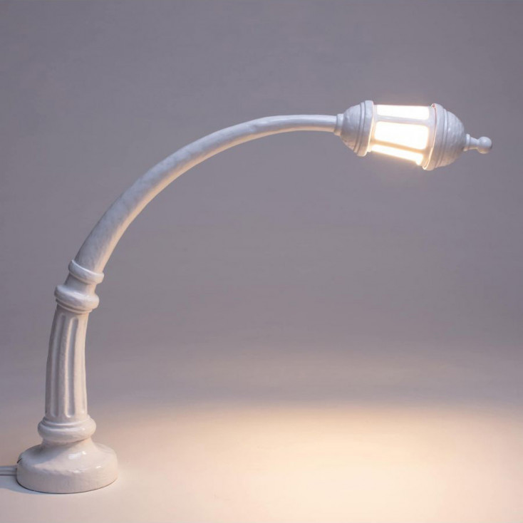 Lampada da tavolo in resina dal design moderno ed elegante