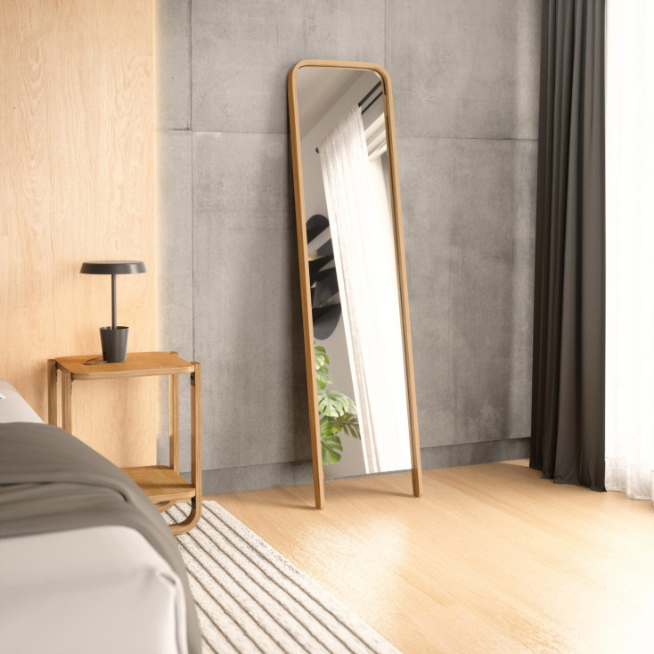 Specchio da terra dal design moderno