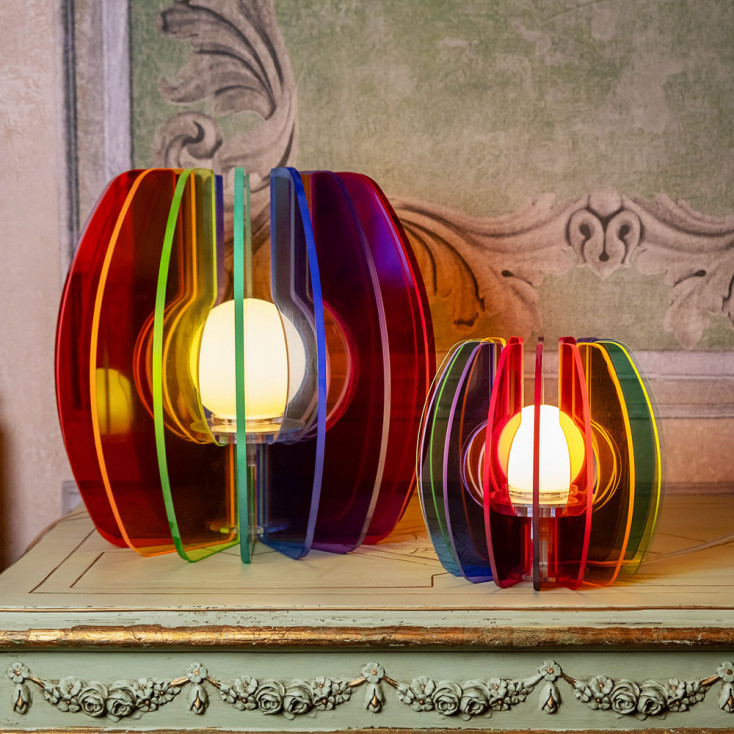 Lampada da tavolo grande in plexiglass dal design moderno