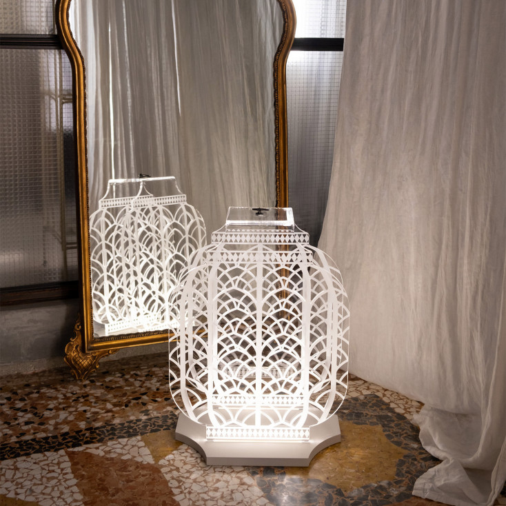 Lampada da terra ricaricabile a LED in plexiglass dal design moderno