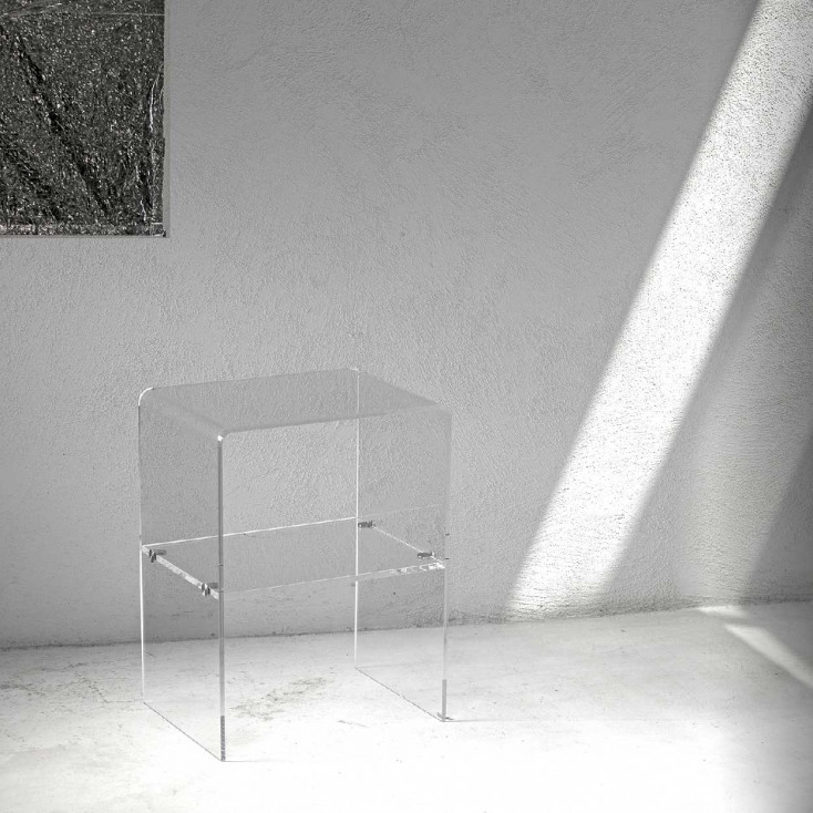 Tavolino picccolo da salotto con struttura in plexiglass dalle linee moderne