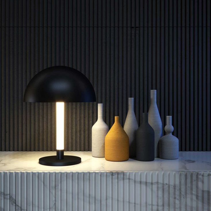 Lampada da tavolo a LED con struttura dalle linee moderne e diffusore in metallo
