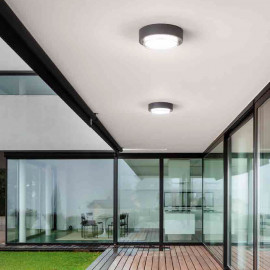  Fabas Luce - Owen - Plafoniera a led da esterno con struttura in alluminio e acrilico - Colore: Grigio Scuro - 1 Lampadina Led Integrato 12W - Lumen 1620 - Gradi Kelvin 3000k Luce Calda - IP65 - SKU: 6547-61-294 