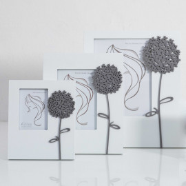  I Dettagli - Ortensia - Portafoto da tavolo in legno con applicazione floreale dal design elegante - Colore: Bianco - Foto 10x15 - SKU: CL1D10X15OR-G 
