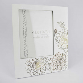  I Dettagli - Crisma - Portafoto da tavolo in legno con dettagli incisi a laser e applicazioni floreali - Colore: Bianco - Foto 15x20 - SKU: CL1D15X20CRI 