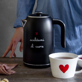  Simple Day - Scalda il cuore - Bollitore elettrico nero con scritta Scaldami il Cuore - Colore: Nero - SKU: 10011259 