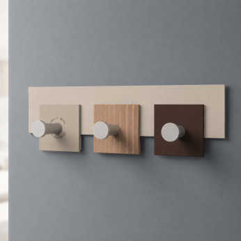 CalleaDesign Appendi abiti design moderno in legno con sagoma quadrata e 3 ganci CoatRack