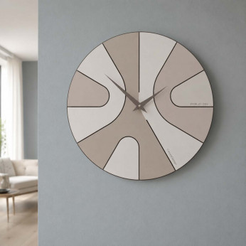 CalleaDesign Orologio da parete rotondo in legno con design asimmetrico e lancette in metallo AsYm