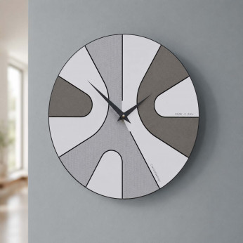 CalleaDesign Orologio da parete rotondo in legno con design asimmetrico e lancette in metallo AsYm