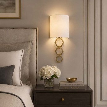 Elstead Lighting Applique piccola con struttura in acciaio e diffusore in tessuto curvo Clark