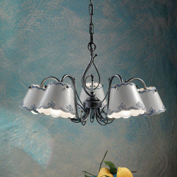 FerroLuce Lampadario rustico in metallo con cinque paralumi in ceramica decorati a mano Ravenna