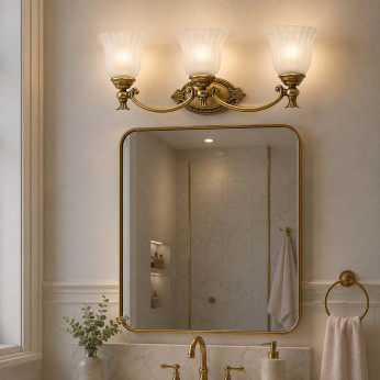 Hinkley Applique da parete per bagno con struttura in ottone e 3 diffusori in vetro Francoise