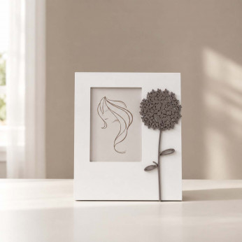 I Dettagli Portafoto da tavolo in legno con applicazione floreale dal design elegante Ortensia