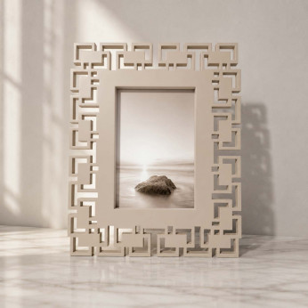 I Dettagli Portafoto da tavolo piccolo in legno traforato dal design moderno ed elegante Greek