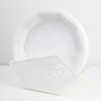 I Dettagli Portapiatti in plexiglass per piatti di plastica dal design elegante e moderno Zaniah