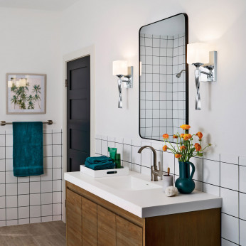 Kichler Applique per bagno con struttura in acciaio e diffusore in vetro opalino Marette