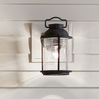 Kichler Lanterna da parete a 1 luce struttura media in acciaio e diffusore in vetro Ashland Bay