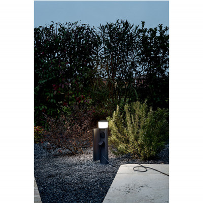 Perenz - Espina - Paletto luce in alluminio per esterni con due spine schuko (2x1500W) - Colore: Grafite - 1 Lampadina G9 10W - IP20 - SKU: 6794A