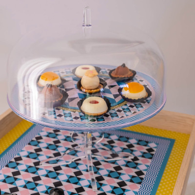 Vesta - Decor - Alzata per dolci con campana in plexiglass dal design moderno decoro Modern - Colore: Multicolore - SKU: 04222D46