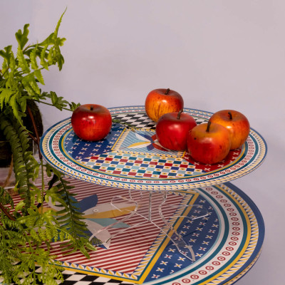 Vesta - Decor - Alzata per dolci grande dal design moderno in plexiglass decoro Foulard - Colore: Multicolore - SKU: 04223D47