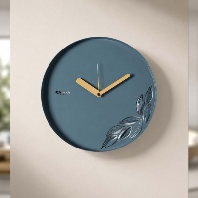 Arti e Mestieri Alba Orologio da parete rotondo in metallo con decoro moderno con foglia Colore: Blu Petrolio