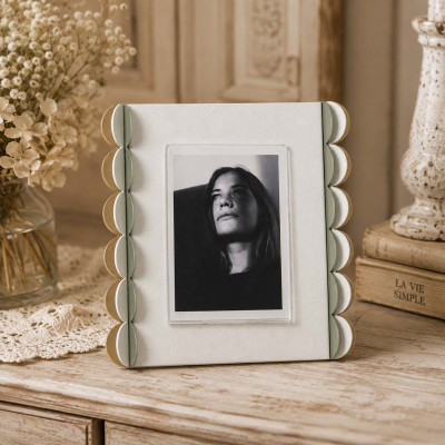 Arti e Mestieri Volans Portafoto da tavolo con cornice in metallo piccola dal design moderno Foto 9x12 Colore: Bianco