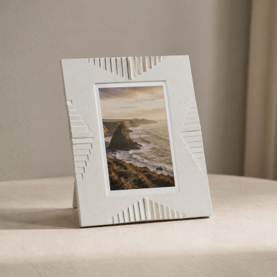 Arti e Mestieri Riviera Portafoto grande da tavolo di design con struttura in metallo Foto 13x18 Colore: Bianco Marmo
