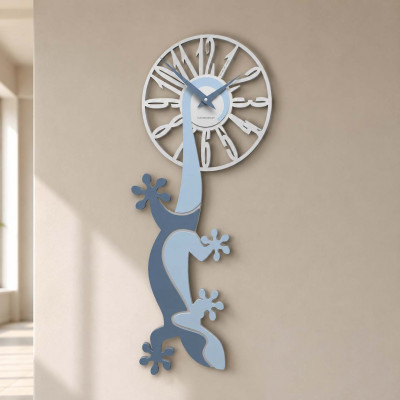 CalleaDesign Geco Penzolante Orologio da parete in legno dal design modero Colore: Azzurro Polvere