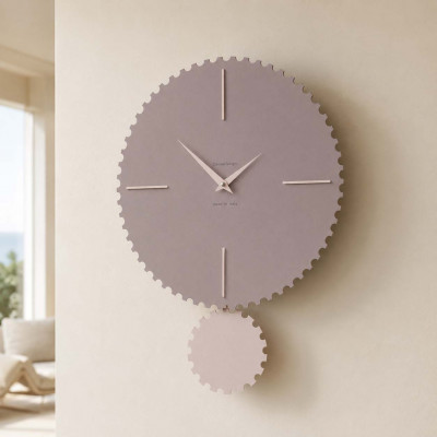 CalleaDesign Riz Orologio da parete moderno con pendolo in legno sagomato e finiture eleganti Colore: Grigio Prugna