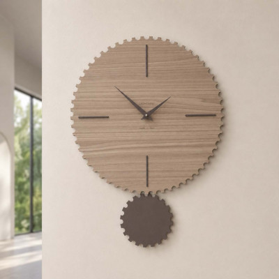 CalleaDesign Riz Orologio da parete moderno con pendolo in legno sagomato e finiture eleganti Colore: Noce Canaletto