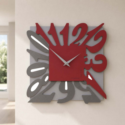 CalleaDesign Dalilah Orologio da parete moderno in legno quadrato con numeri design particolare Colore: Rubino