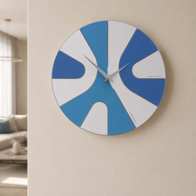 CalleaDesign AsYm Orologio da parete rotondo in legno con design asimmetrico e lancette in metallo Colore: Blu Luce