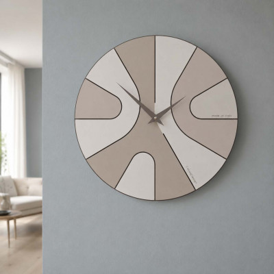 CalleaDesign AsYm Orologio da parete rotondo in legno con design asimmetrico e lancette in metallo Colore: Caffelatte