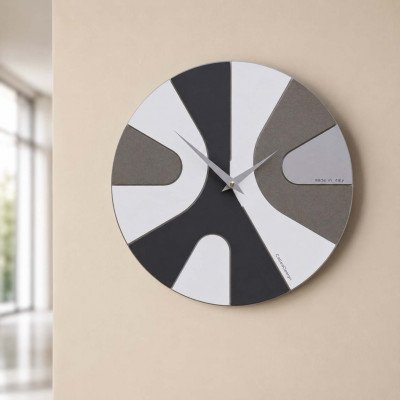 CalleaDesign AsYm Orologio da parete rotondo in legno con design asimmetrico e lancette in metallo Colore: Nero