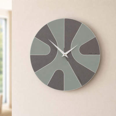 CalleaDesign AsYm Orologio da parete rotondo in legno con design asimmetrico e lancette in metallo Colore: Salvia