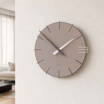 CalleaDesign Mike Orologio da parete rotondo in legno dal design moderno Colore: Caffelatte