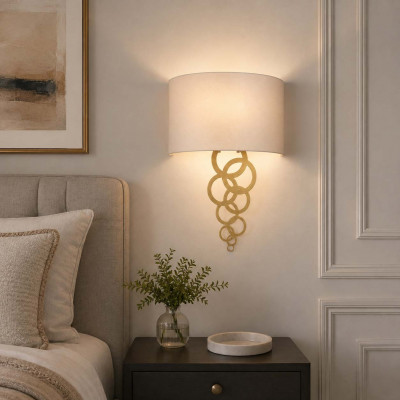 Elstead Lighting Curtis Applique da parete moderna grande in acciaio con diffuosre in tessuto curvo Colore: Ottone