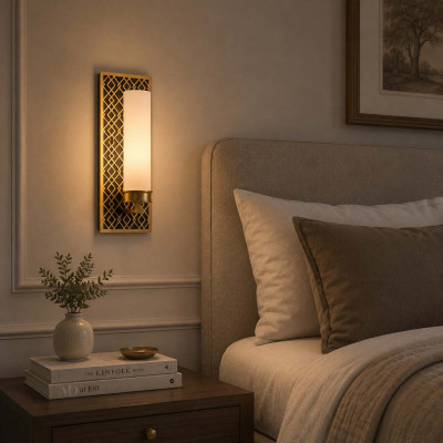 Elstead Lighting Ziggy Applique moderna da parete con struttura in acciaio e diffusore in vetro Colore: Oro