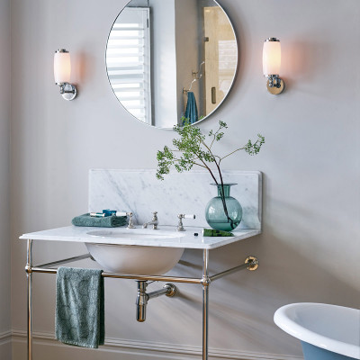 Elstead Lighting Eliot Applique moderna in acciaio per bagno con diffusore in vetro opalino Colore: Cromato