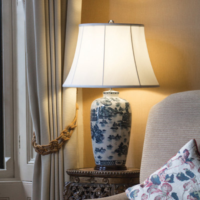  Elstead Lighting - Blue Ginger Jar - Lampada da tavolo classica in porcellana con paralume in tessuto bianco - Colore: Blu - 1 Lampadina E27 60W - IP20 - SKU: BLUE-G-JAR-TL 