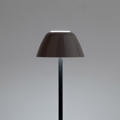 Emporium - Lucienne - Lampada da tavolo con struttura in metallo nera e diffusore in PVC - Colore: Tortora - 1 Lampadina - Led Integrato - 3W - Lumen 200 - Gradi Kelvin 3000k Luce Calda - IP55 - SKU: E120095045