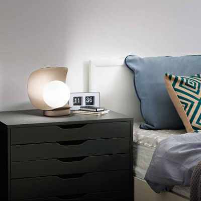 Fabas Luce - Adria - Abatjour a LED con struttura in metallo e paralume in vetro dal design moderno - 1 Lampadina Led Integrato 6W - Lumen 540 - Gradi Kelvin 3000k Luce Calda - IP20 - SKU: 3414-30