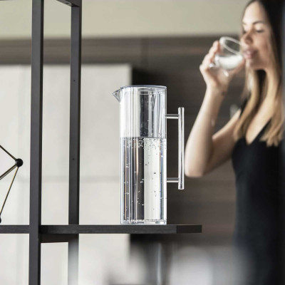  Guzzini - 110 - Caraffa da tavolo per acqua con coperchio dalle linee moderne ed eleganti - Colore: Trasparente - SKU: 19770000 