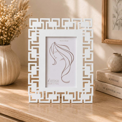 I Dettagli Greek Portafoto da tavolo grande in legno traforato dal design moderno ed elegante Foto 15x20 Colore: Bianco Opaco