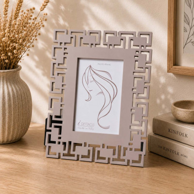 I Dettagli Greek Portafoto da tavolo grande in legno traforato dal design moderno ed elegante Foto 15x20 Colore: Grigio