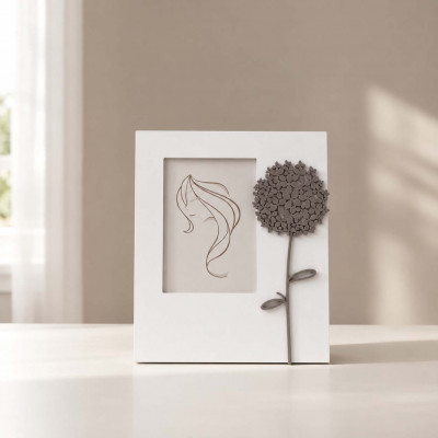 I Dettagli Ortensia Portafoto da tavolo in legno con applicazione floreale dal design elegante Foto 15x20 Colore: Bianco