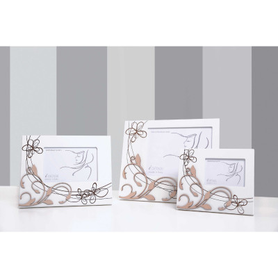 I Dettagli - Odile - Portafoto da tavolo in legno con applicazioni floreali e dettagli incisi a laser - Colore: Bianco - Foto 10x7 - SKU: CL1G07X10ODILE