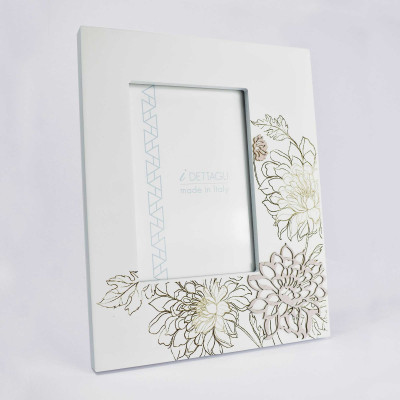 I Dettagli - Crisma - Portafoto da tavolo in legno con dettagli incisi a laser e applicazioni floreali - Colore: Bianco - Foto 10x15 - SKU: CL1D10X15CRI